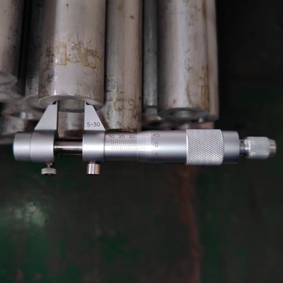 316Tiはステンレス鋼の管のまっすぐなつや出しの継ぎ目が無い鋼鉄管のあたりで溶接した